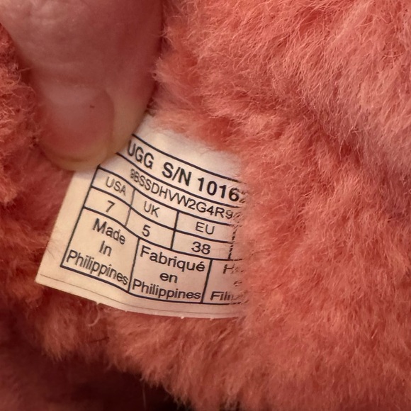 Ugg Blossom Pink Classic Short II, Size 7. In good preowned condition. - Picture 8 of 13